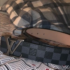 Black and grey ds Louis Vuitton belt
